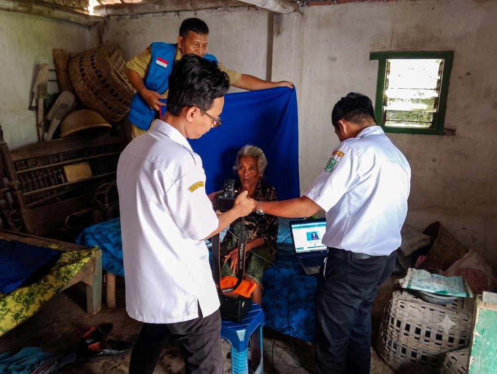 KECAMATAN KUNIR GENCARKAN PELAYANAN  PEREKAMAN KTP-EL BAGI LANSIA