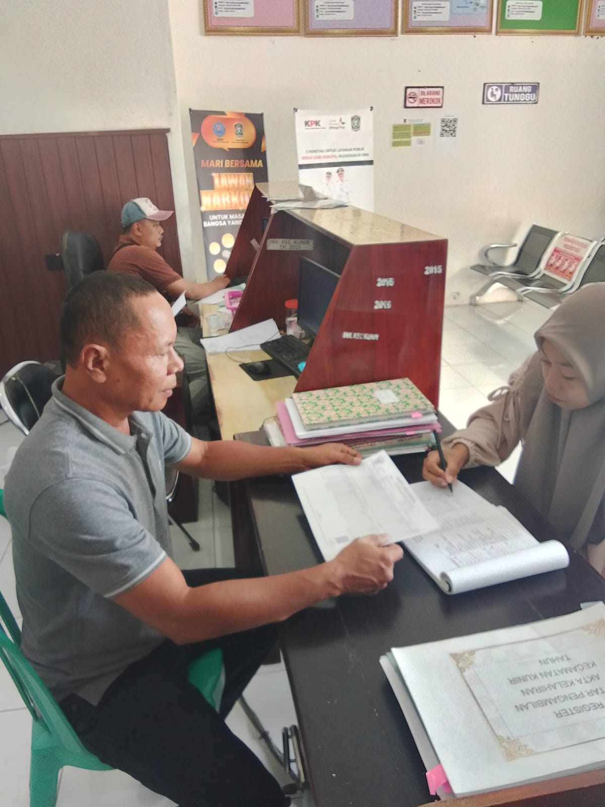 HAK DASAR ANAK DAN PERLINDUNGAN HUKUM: KECAMATAN KUNIR SIAP SIAGA LAYANI PEMBUATAN AKTA KELAHIRAN