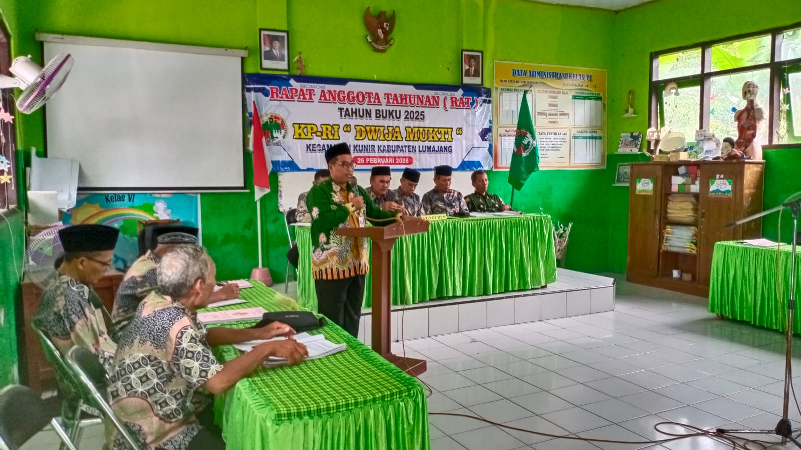 Dukung Kesejahteraan Anggota, Camat Kunir Hadiri RAT Koperasi Dwija Mukti di SDN Sukosari 2