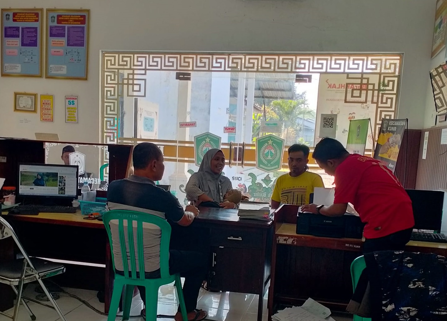 KOMITMEN PENUH: KANTOR KECAMATAN KUNIR TETAP BUKA PELAYANAN MESKI JADWAL WFH HARI JUMAT